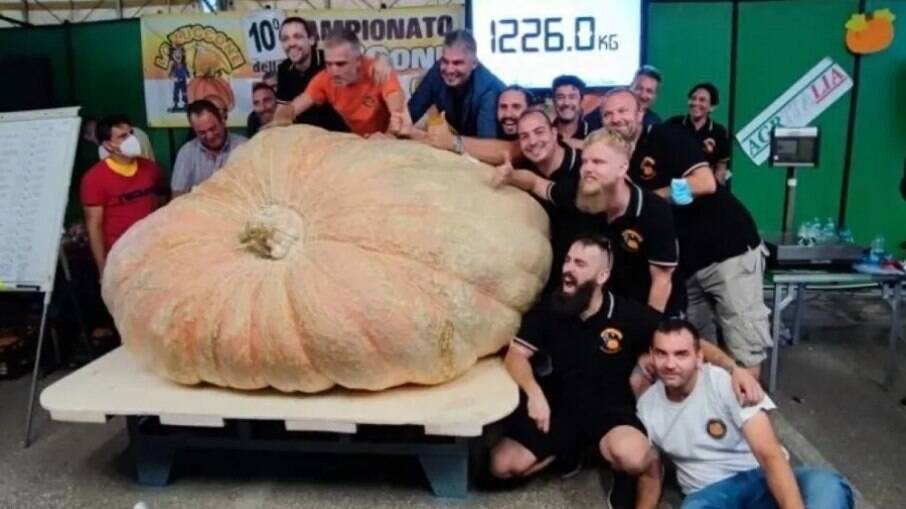 Stefano Cutrupi, familiares e amigos ao lado da abóbora mais pesada do mundo com 1226 kg.