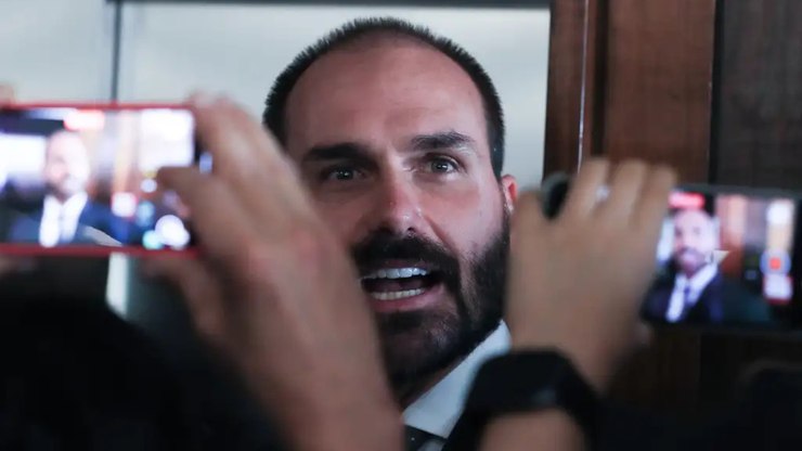 Moraes%20bloqueia%20bens%20e%20contas%20de%20Eduardo%20Bolsonaro