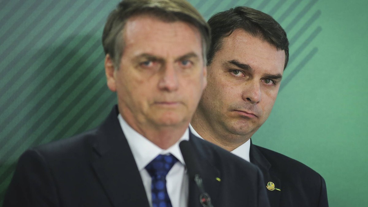  Flávio Bolsonaro foi alvo de investigação por rachadinha