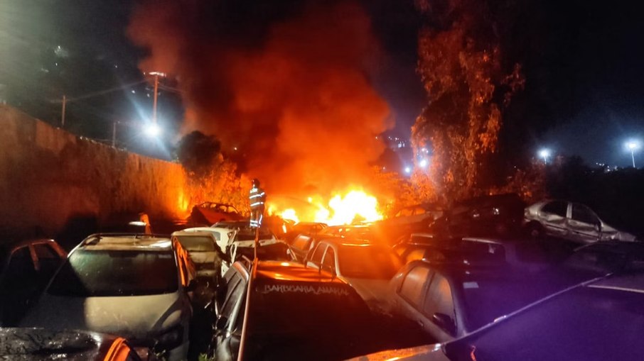 Bombeiros identificaram indícios de que o incêndio pode ter origem criminosa Bombeiros identificaram indícios de que o incêndio pode ter origem criminosa