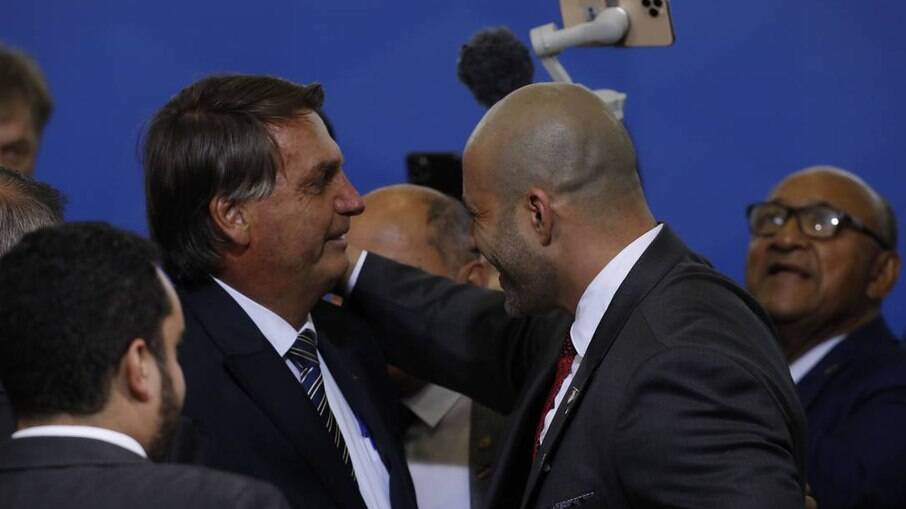 O presidente Jair Bolsonaro cumprimenta o deputado Daniel Silveira durante evento no Palácio do Planalto