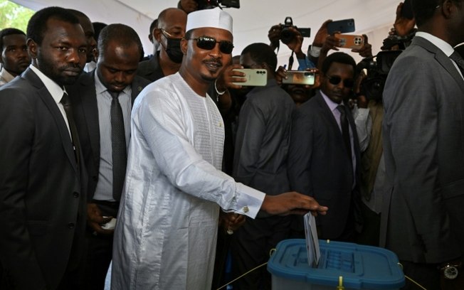 O presidente da transição no Chade e candidato às eleições presidenciais,  Mahamat Idriss Deby Itno, vota em N'Djamena, em 6 de maio de 2024