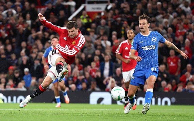 Kostoulas bate na saída do goleiro para fazer o primeiro do Brighton