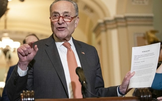 O líder da maioria democrata no Senado, Chuck Schumer, pediu ao Departamento de Justiça que investigasse as empresas petrolíferas