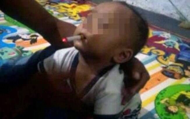 Imagens da criança fumando cigarro foram tão compartilhadas na internet, que chegaram a policia de Ilha Madura