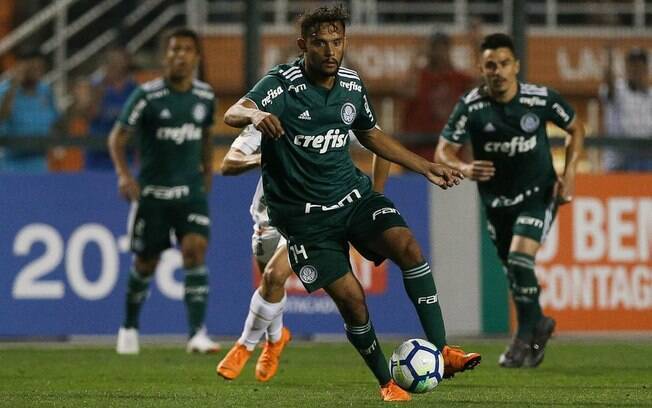 Gustavo Scarpa em campo pelo Palmeiras
