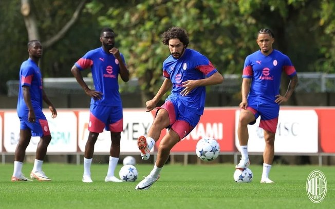 Jogadores do Milan durante treinamento da equipe - Foto: Divulgação/AS Milan Jogadores do Milan durante treinamento da equipe - Foto: Divulgação/AS Milan