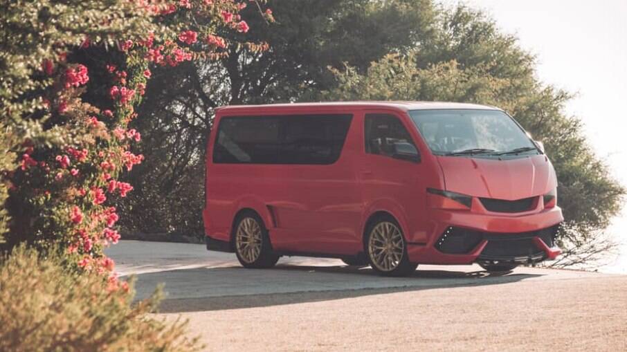 Toyota HiAce se transformou em uma supervan com cara de Lamborghini com motor V12 montado no centro do carro
