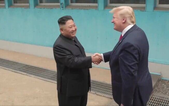 Donald Trump se torna o primeiro presidente americano a pisar em solo norte-coreano Donald Trump se torna o primeiro presidente americano a pisar em solo norte-coreano