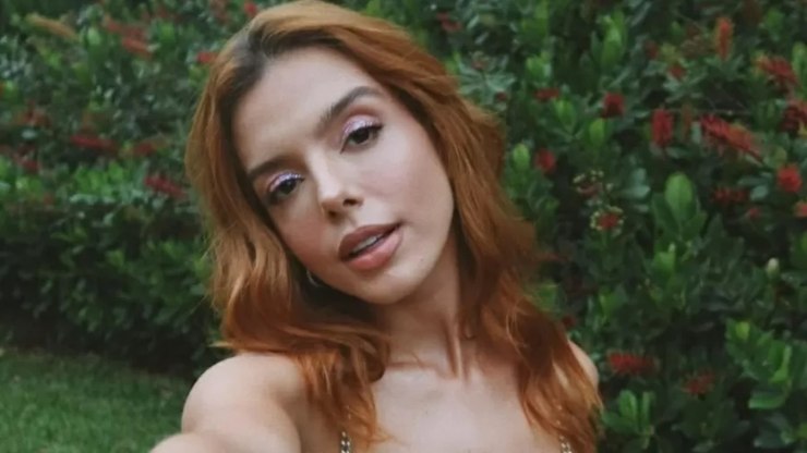 Giovanna Lancellotti impressiona ao posar com top metalizado transparente
