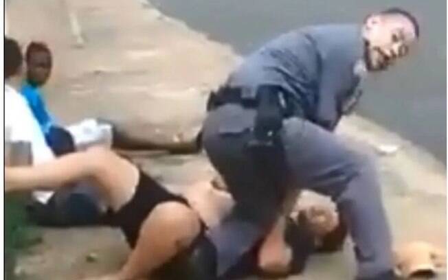 Policial agrediu mulher grávida e pressionou a barriga dela com o joelho.