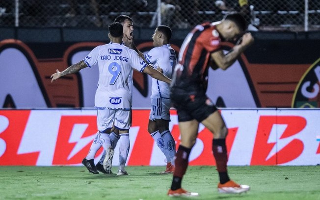 Dinenno marcou duas vezes e salvou o Cruzeiro contra o Vitória - Foto: Gustavo Aleixo/Cruzeiro