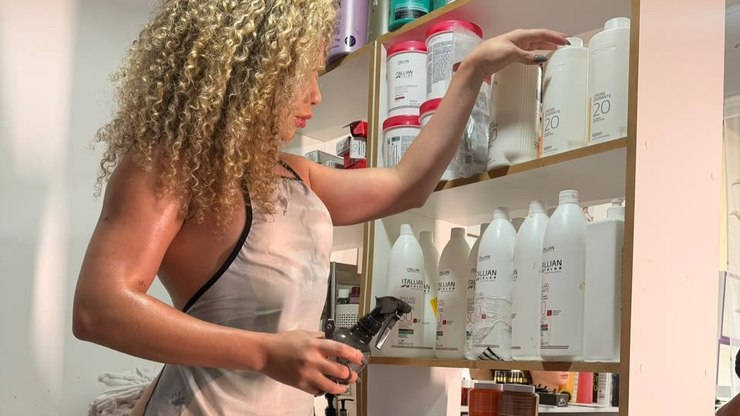Influenciadora cria uma barbearia nudista