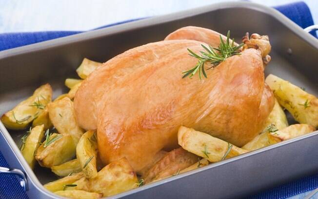 Receita de frango assado com batatas é clássica e leva apenas uma hora. Veja as etapas para aprender como fazer