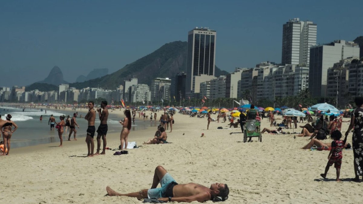 Movimentação na praia do Leme, Zona Sul do Rio de Janeiro