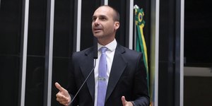 PGR denuncia Eduardo Bolsonaro por coação