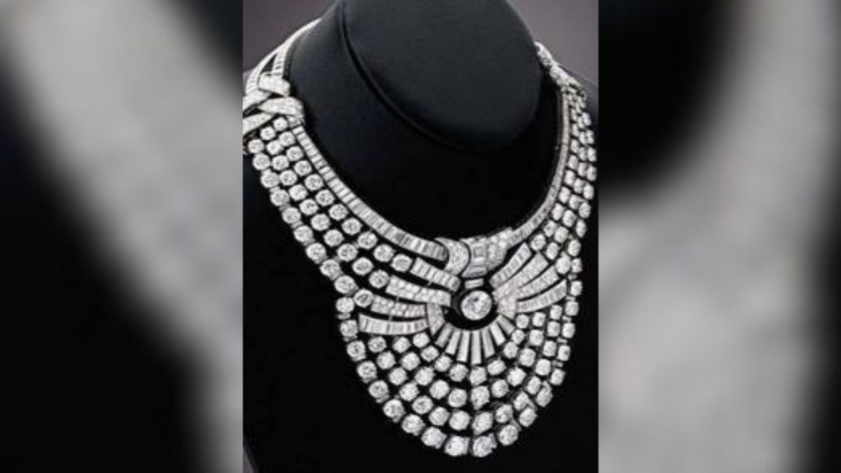 Colar com 673 diamantes pertenceu à rainha Nazli do Egito Colar com 673 diamantes pertenceu à rainha Nazli do Egito