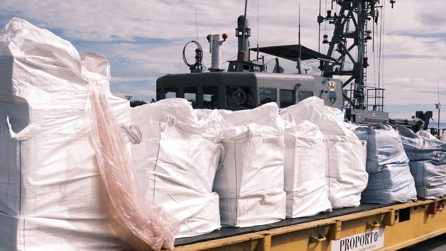 Doações começam a chegar às vítimas no litoral de São Paulo através de navio da Marinha do Brasil