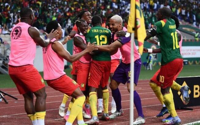 Com show de atacante do Lyon, Camarões elimina Gâmbia e está na semifinal da Copa Africana de Nações