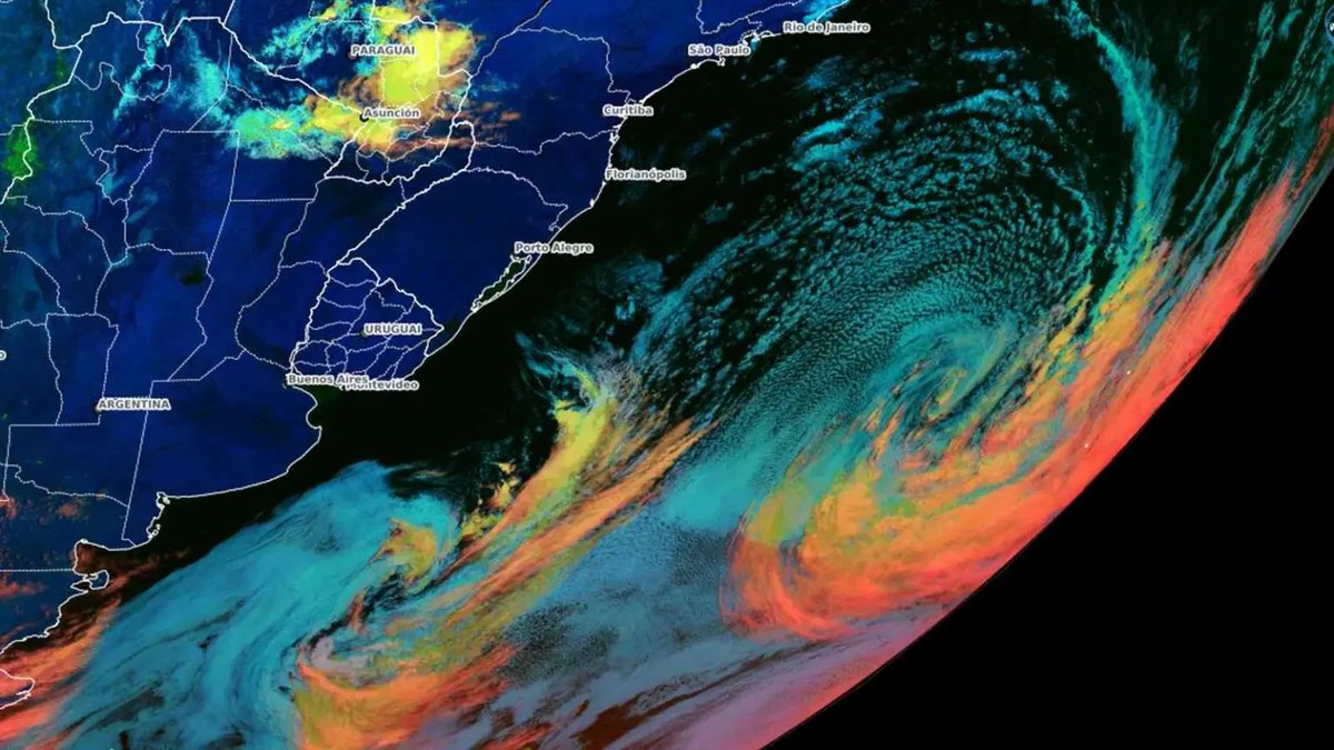 Um dos ciclones está perto da Argentina e o outro está mais afastado do continente Um dos ciclones está perto da Argentina e o outro está mais afastado do continente