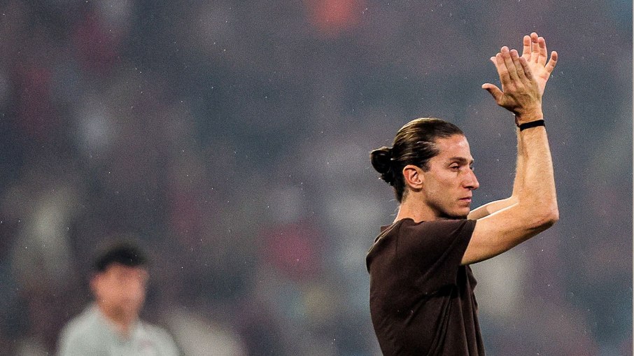 Filipe Luís na beira de campo como técnico do Flamengo