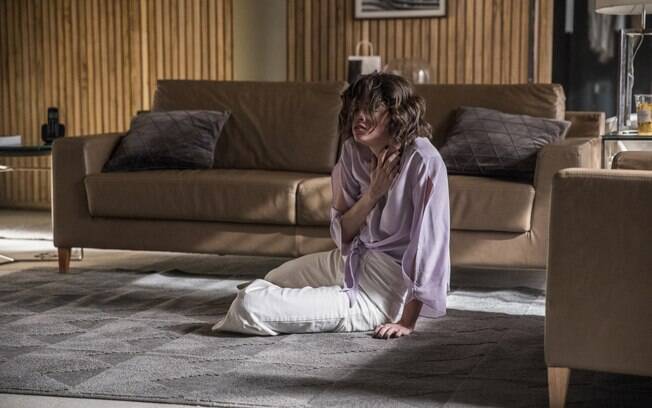 Jô (Agatha Moreira)