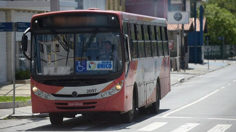 A linha 498 irá operar com 15 veículos convencionais com capacidade para transportar 80 passageiros cada e adaptação para pessoas com deficiência. A linha 498 irá operar com 15 veículos convencionais com capacidade para transportar 80 passageiros cada e adaptação para pessoas com deficiência.