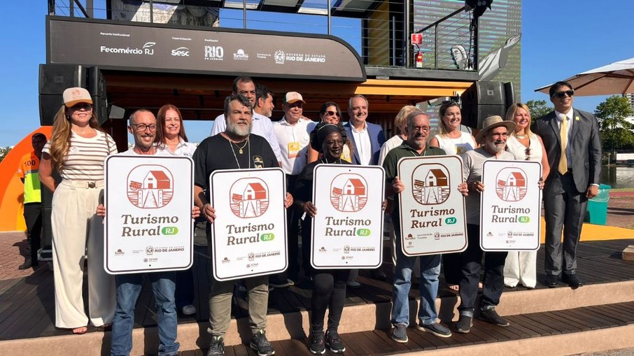 Entrega de placas para os produtores do interior do estado durante a ExpoRio 2026