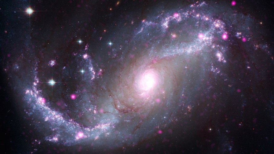Galáxia espiral NGC 1672 está a cerca de 60 milhões de anos-luz da Terra