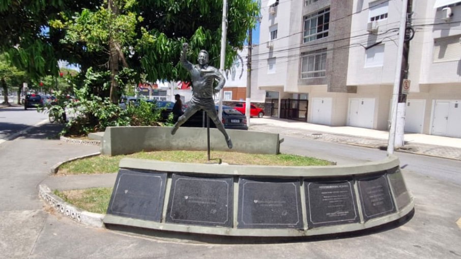 Monumento em homenagem ao Rei Pelé fica em frente à padaria reduto de santistas no canal 5