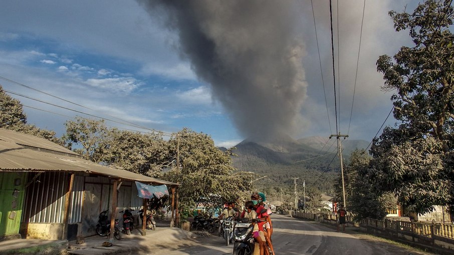 Moradores fogem durante uma erupção do Monte Lewotobi Laki-Laki, um dia após a erupção anterior, na aldeia de Boru, em Flores Oriental, Nusa Tenggara Oriental, em 5 de novembro de 2024