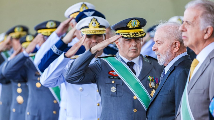 Lula participou da cerimônia do Dia do Exército