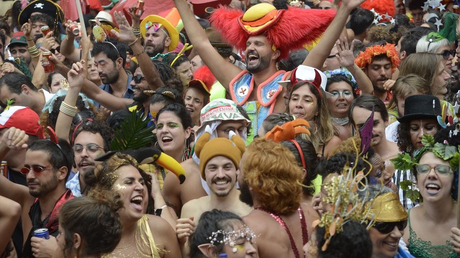 Rio: Cordão do Boitatá exalta democracia em retorno do carnaval de rua