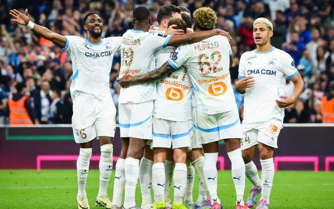 Jogadores do Olympique de Marselha comemoram um dos gols na vitória contra o Brest pela Ligue 1 em Marselha (sul da França), no dia 27 de abril de 2025. Jogadores do Olympique de Marselha comemoram um dos gols na vitória contra o Brest pela Ligue 1 em Marselha (sul da França), no dia 27 de abril de 2025.