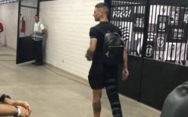 VÍDEO: Philipe Sampaio sofre trauma no joelho e deixa estádio de bota ortopédica após empate do Botafogo