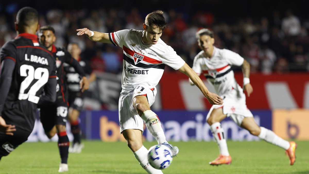 Lucas volta, e São Paulo vence a quinta seguida no Brasileirão Lucas volta, e São Paulo vence a quinta seguida no Brasileirão