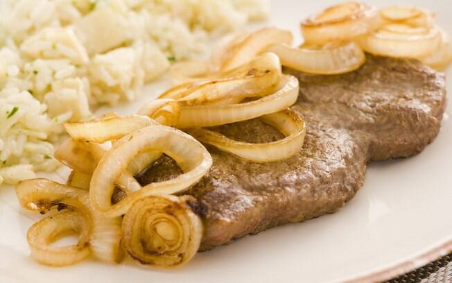 Foto da receita Bife acebolado com arroz de guariroba pronta.