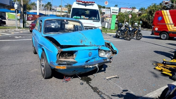 Motociclista fica gravemente ferido após acidente em cruzamento