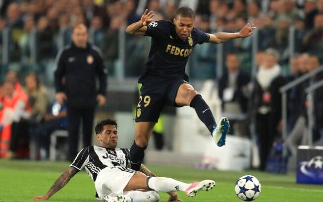 Daniel Alves não fez a diferença só no ataque, com gol e assistência, mas também parou um dos principais jogadores do Monaco, o jovem Mbappé