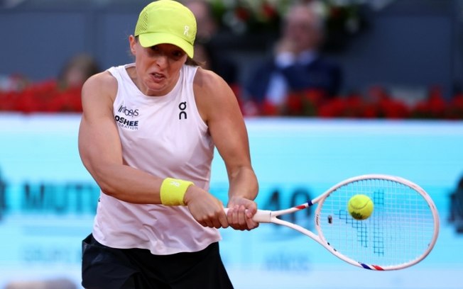 A polonesa Iga Swiatek devolve a bola para a tcheca Linda Noskova na Caja Mágica em 26 de abril de 2025. A polonesa Iga Swiatek devolve a bola para a tcheca Linda Noskova na Caja Mágica em 26 de abril de 2025.