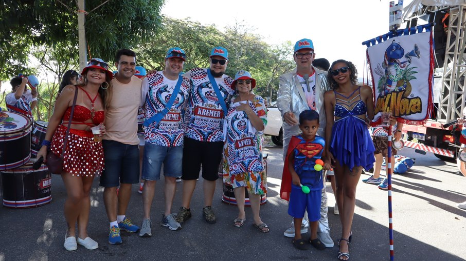 Ao centro, a vice-prefeita de Vinhedo, Cris Mazon, posa com integrantes do Bloco Coral da Nova. O secretário de Cultura Renato Romanetto e o vereador Rodrigo Luglio também compõe a foto.