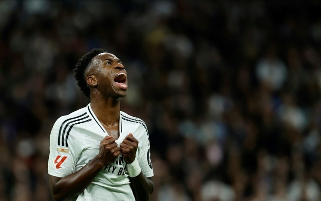 Vinícius Júnior em campo pelo Real Madrid no clássico contra o Barcelona no Campeonato Espanhol