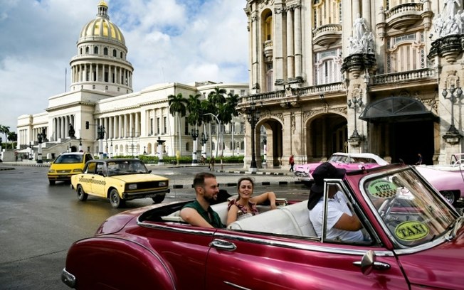 Turistas em um carro em Havana em 21 de outubro de 2024