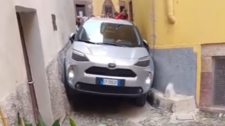 Carro fica preso em rua estreita após GPS guiar turista na Itália Carro fica preso em rua estreita após GPS guiar turista na Itália