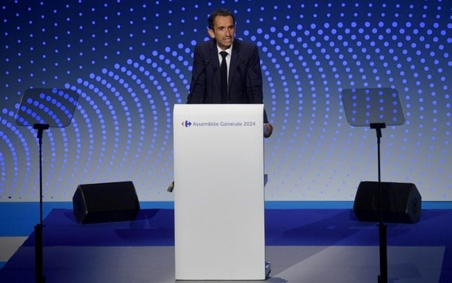 O CEO do Carrefour, Alexandre Bompard, discursa durante a assembleia geral do grupo em Paris, em 24 de maio de 2024