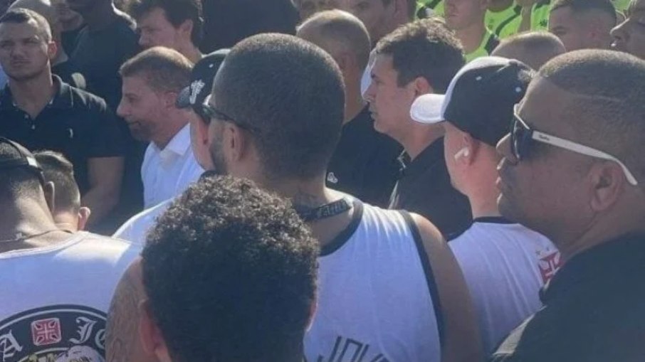Torcida do Vasco invade CT e cobra dirigentes