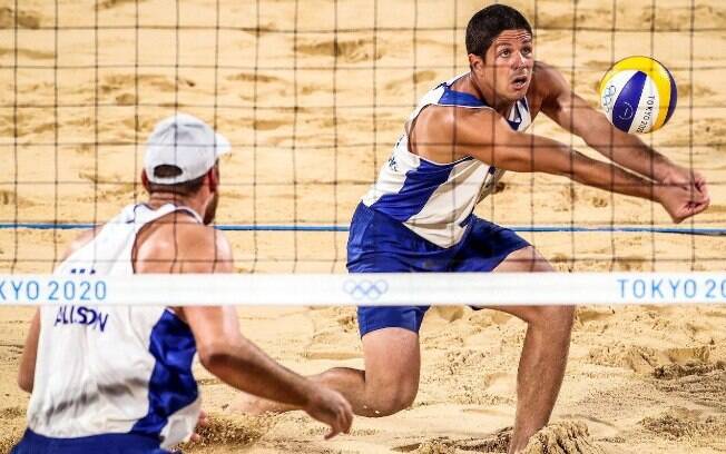 Alison e Álvaro são eliminados e Brasil encerra campanha no vôlei de praia sem pódio