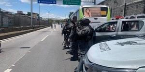 Tiroteio na Maré (RJ) fecha Linha Amarela e deixa criança baleada