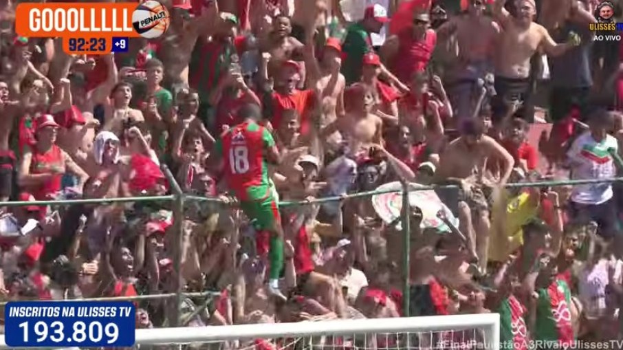 Jogador derruba alambrado e cai na arquibancada em gol do título