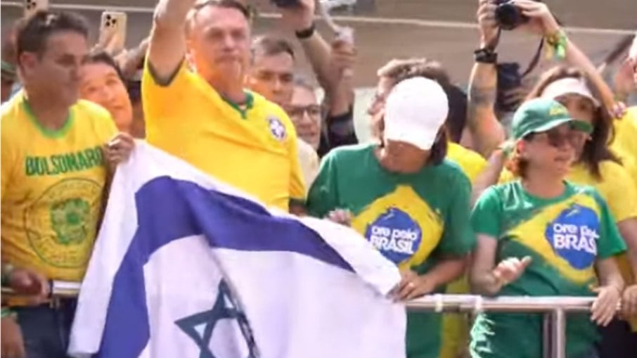 Bolsonaro chegou ao ato carregando bandeira de Israel
